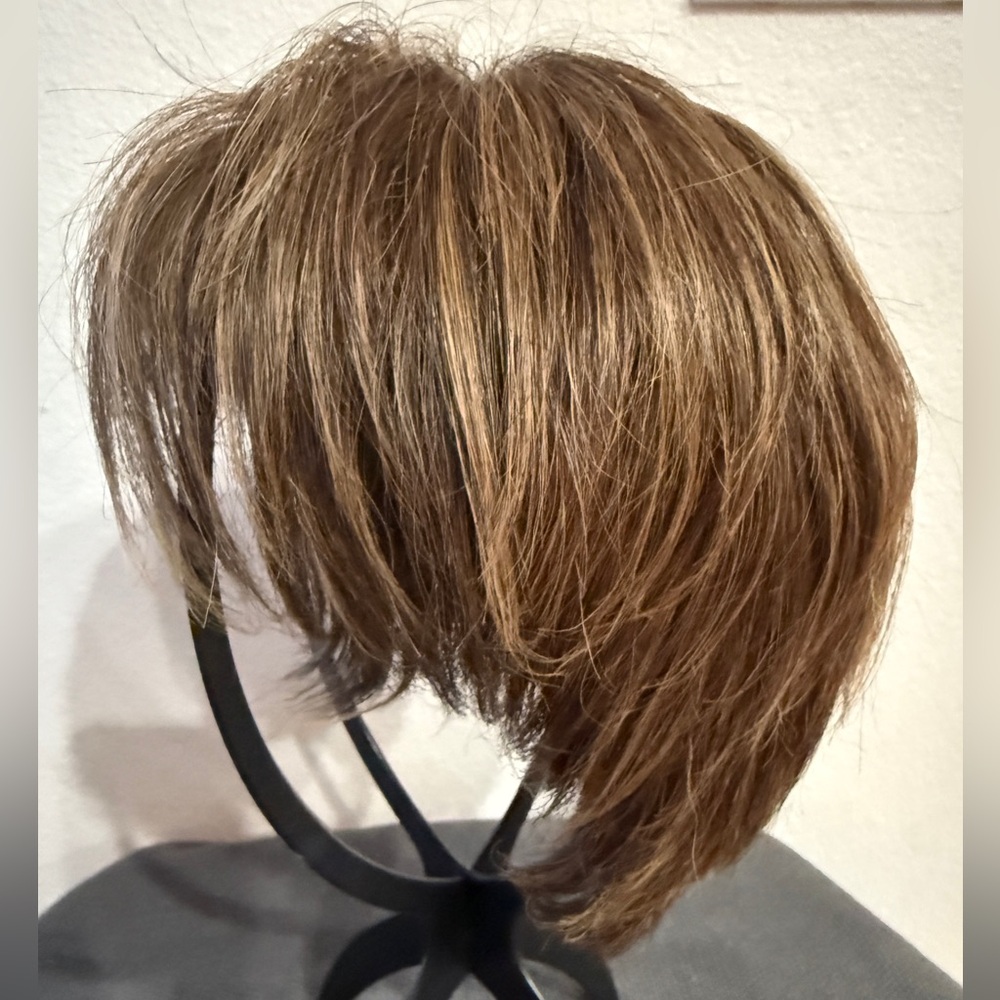 Rene’ of Paris WIG. CUTE, SASSY, SHORT LAYERED! Shades of Brown & Auburn.